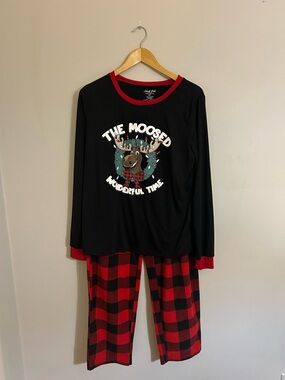 Women’s Black & Red 'The Moosed' Holiday Pajama Set
